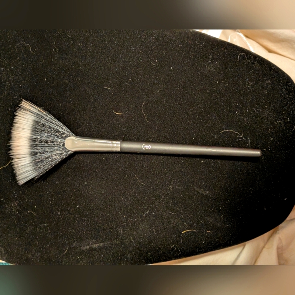 Quo SOFT FAN HIGHLIGHTER BRUSH